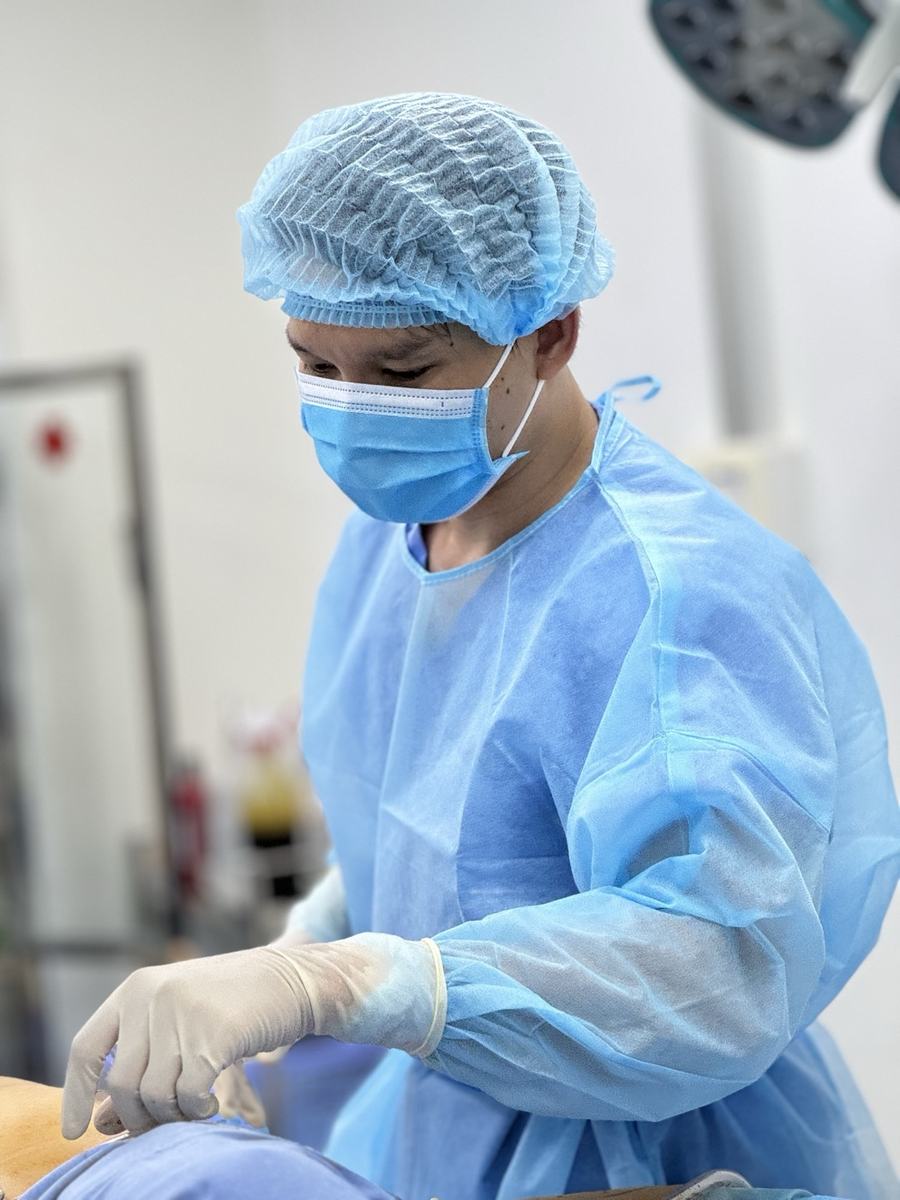 BSCK1. Lê Hoàng Việt tại phòng mổ