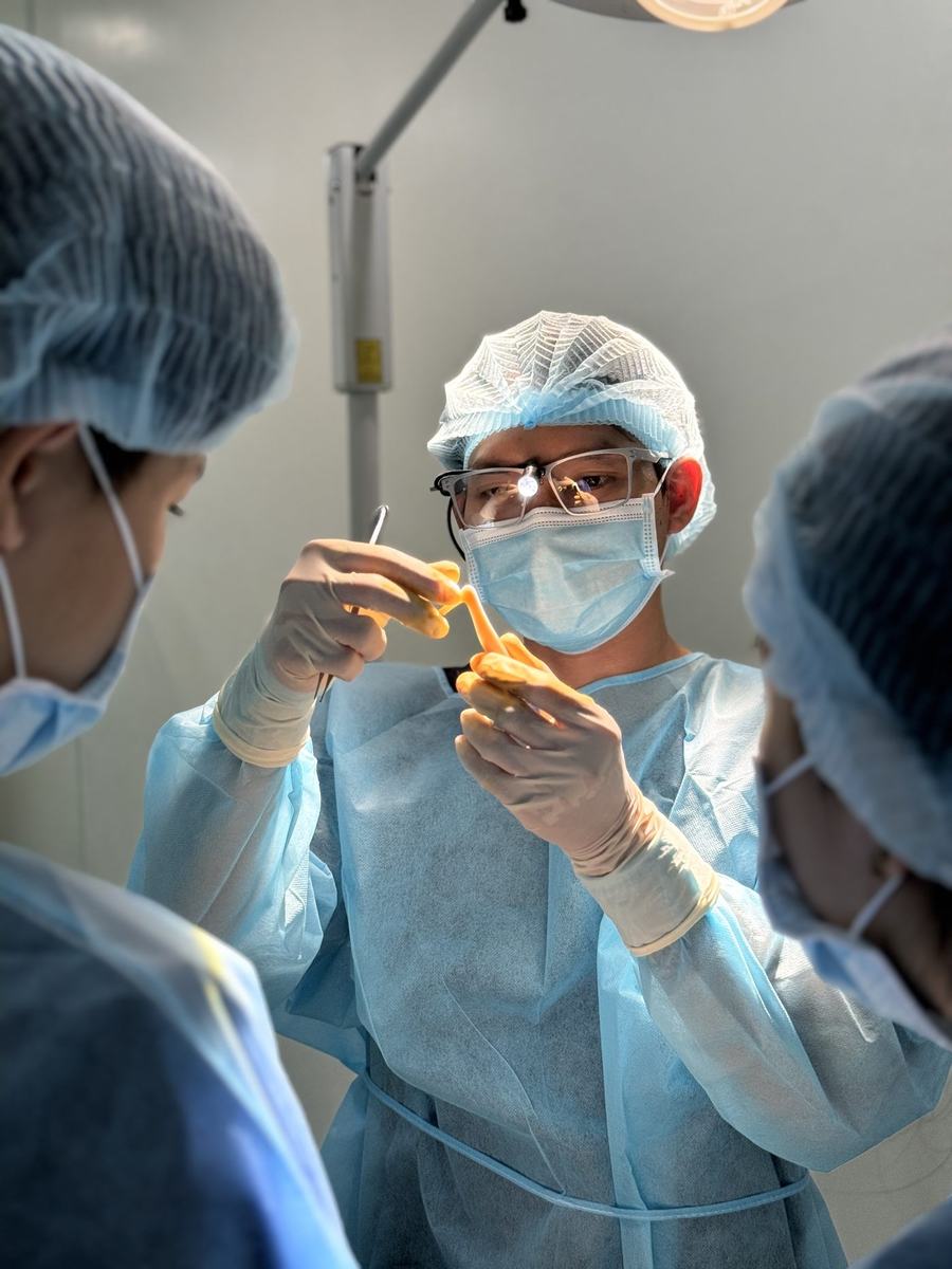BSCK1. Lê Hoàng Việt trong phòng mổ